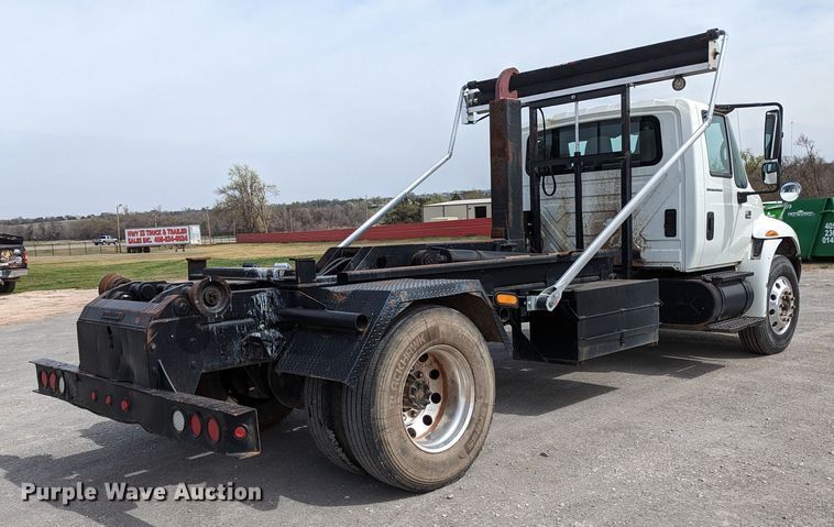 image for item MN9835 2003 International 4300  roll-off container truck