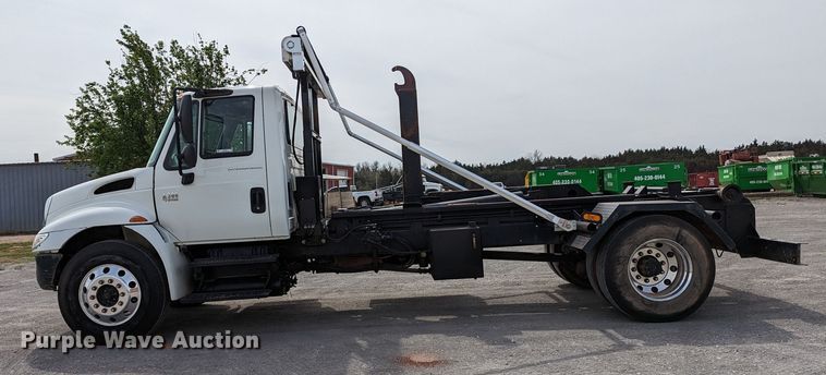 image for item MN9835 2003 International 4300  roll-off container truck