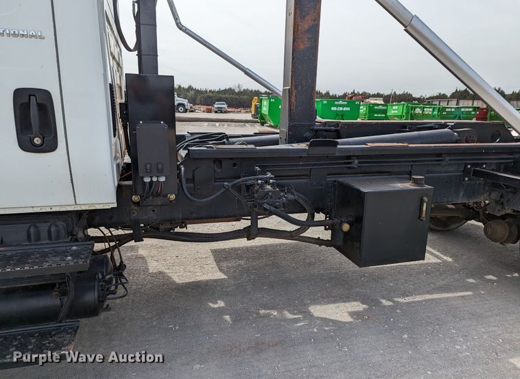 image for item MN9835 2003 International 4300  roll-off container truck