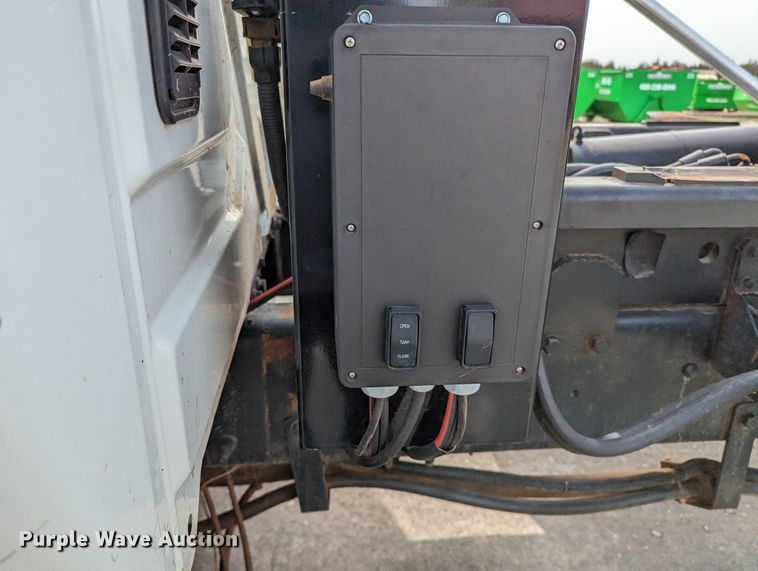 image for item MN9835 2003 International 4300  roll-off container truck