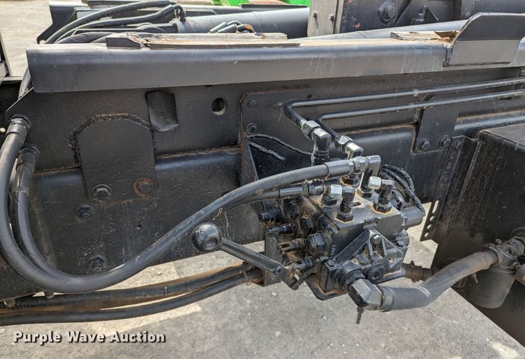 image for item MN9835 2003 International 4300  roll-off container truck