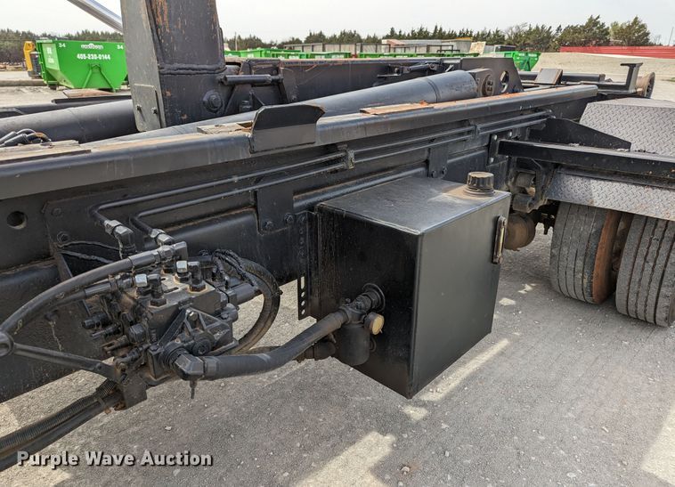 image for item MN9835 2003 International 4300  roll-off container truck