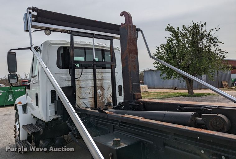 image for item MN9835 2003 International 4300  roll-off container truck