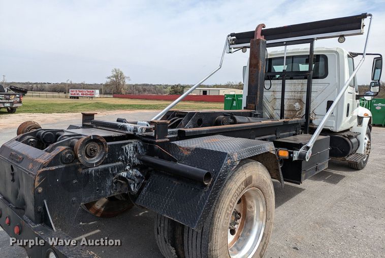 image for item MN9835 2003 International 4300  roll-off container truck