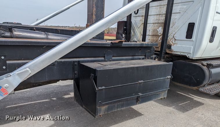 image for item MN9835 2003 International 4300  roll-off container truck