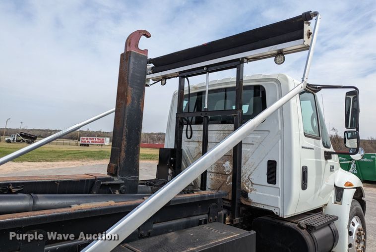 image for item MN9835 2003 International 4300  roll-off container truck
