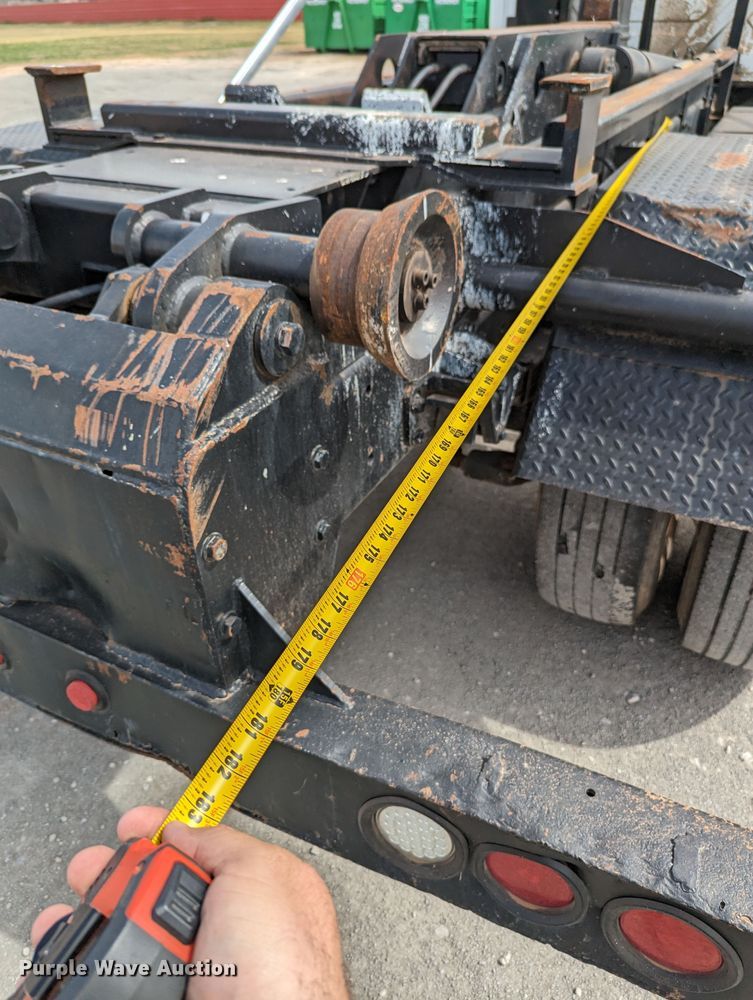 image for item MN9835 2003 International 4300  roll-off container truck