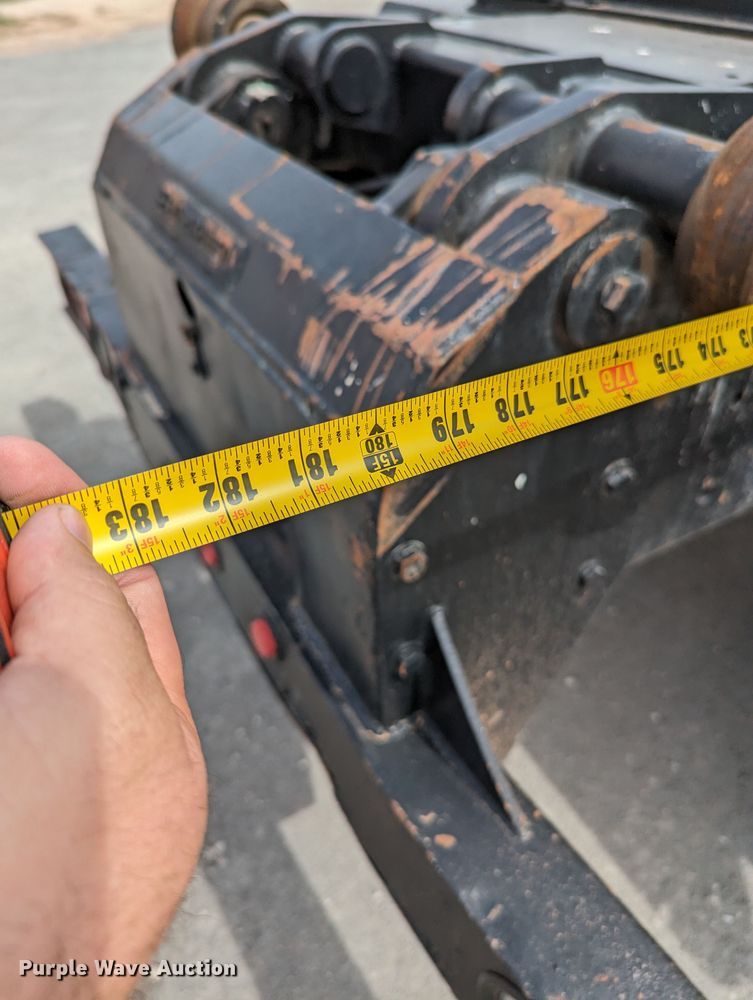 image for item MN9835 2003 International 4300  roll-off container truck