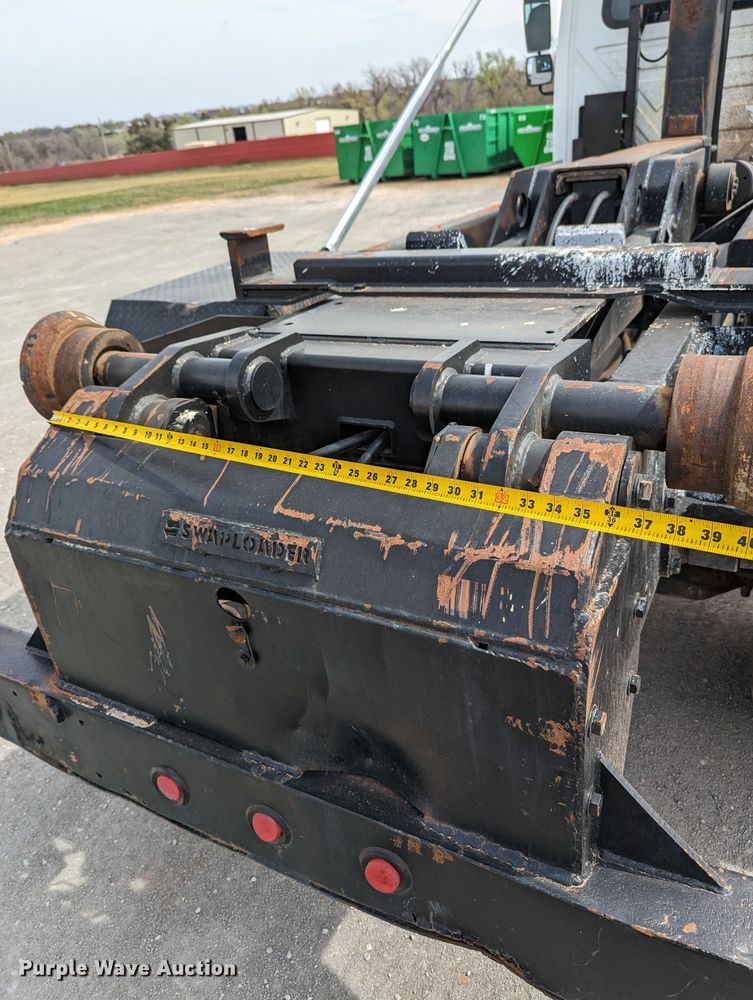 image for item MN9835 2003 International 4300  roll-off container truck