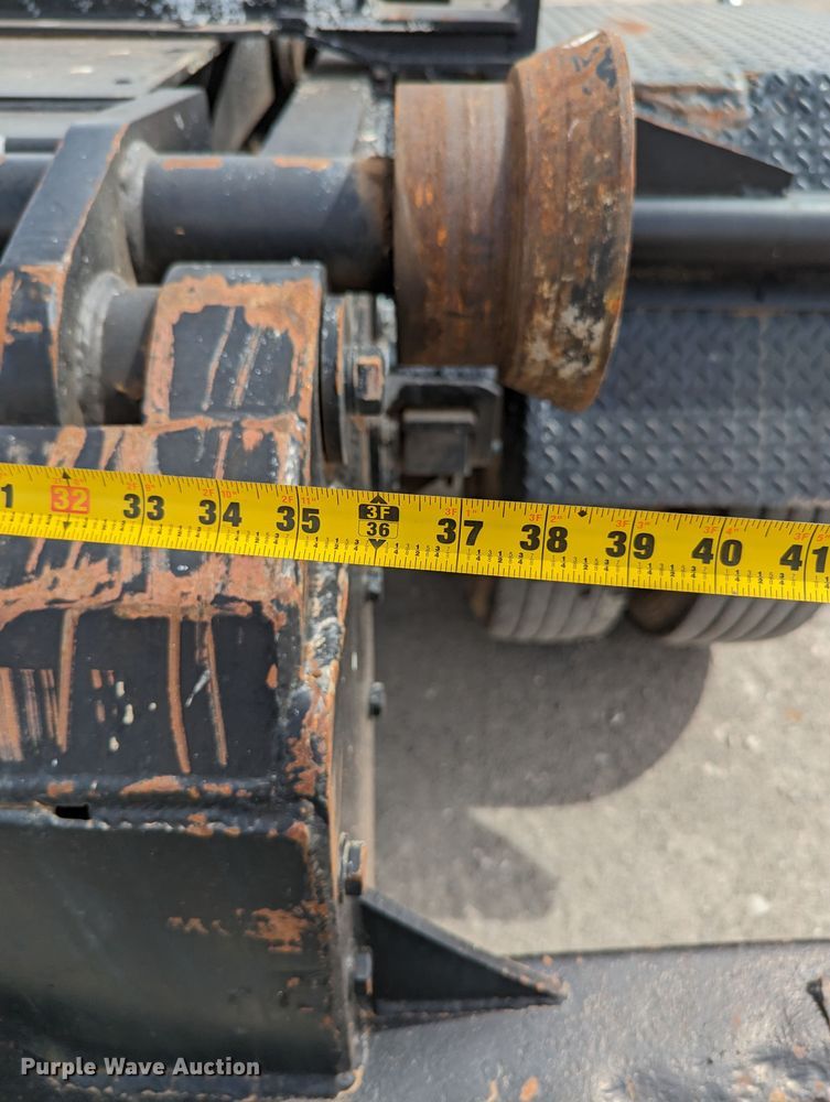 image for item MN9835 2003 International 4300  roll-off container truck