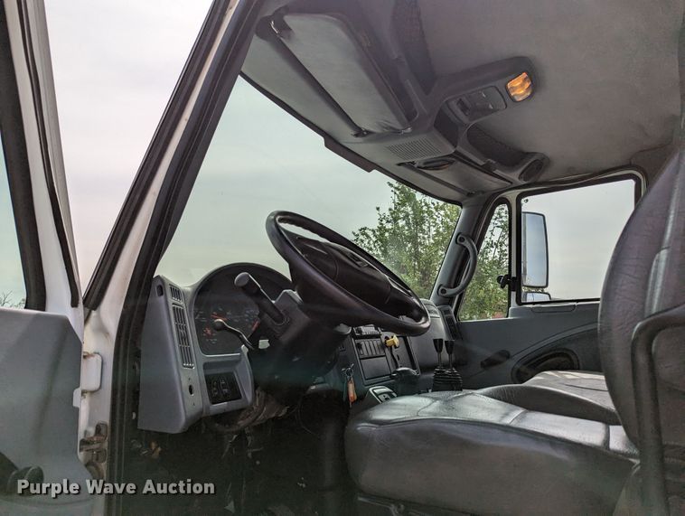 image for item MN9835 2003 International 4300  roll-off container truck