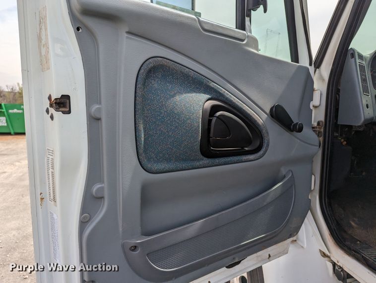 image for item MN9835 2003 International 4300  roll-off container truck