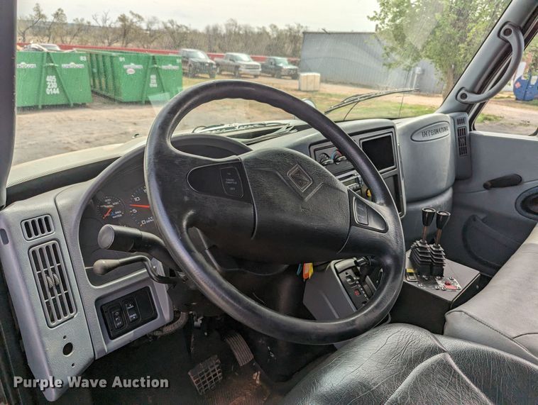 image for item MN9835 2003 International 4300  roll-off container truck