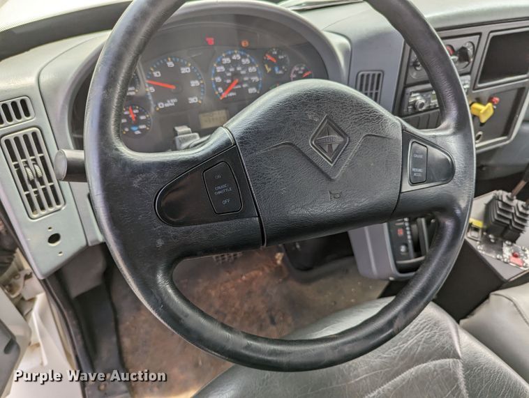 image for item MN9835 2003 International 4300  roll-off container truck