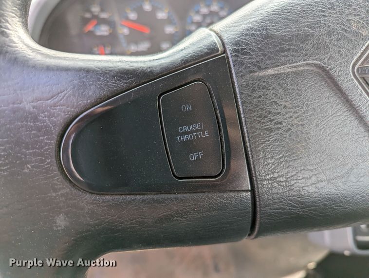 image for item MN9835 2003 International 4300  roll-off container truck