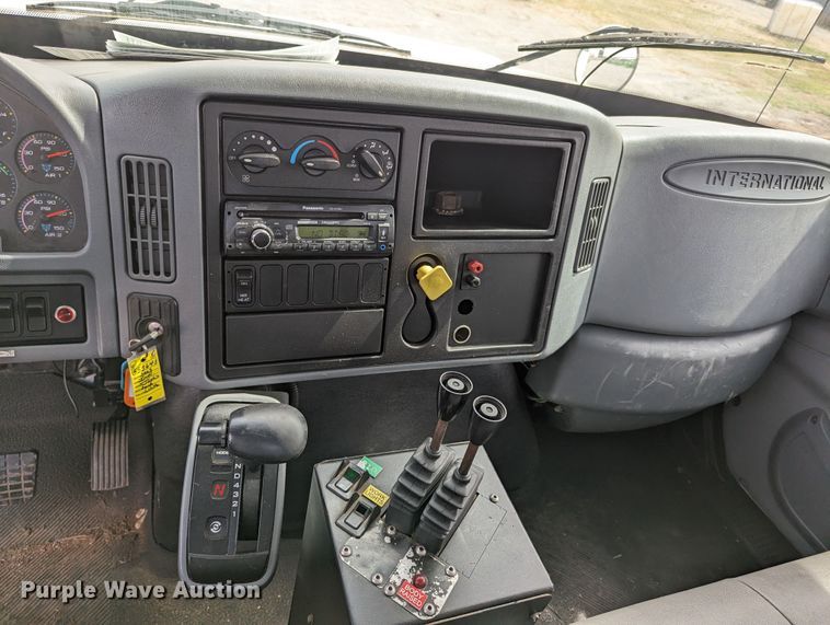 image for item MN9835 2003 International 4300  roll-off container truck