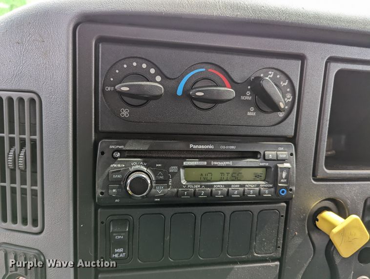 image for item MN9835 2003 International 4300  roll-off container truck