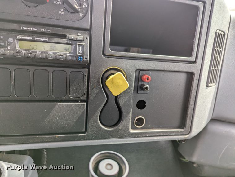 image for item MN9835 2003 International 4300  roll-off container truck