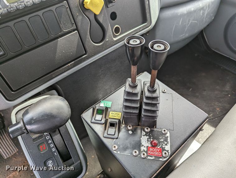 image for item MN9835 2003 International 4300  roll-off container truck