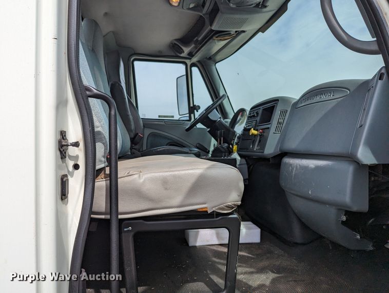 image for item MN9835 2003 International 4300  roll-off container truck