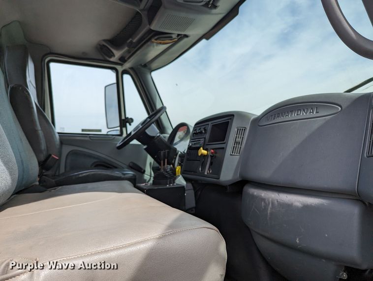 image for item MN9835 2003 International 4300  roll-off container truck