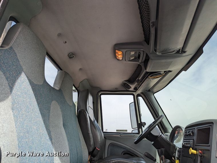 image for item MN9835 2003 International 4300  roll-off container truck