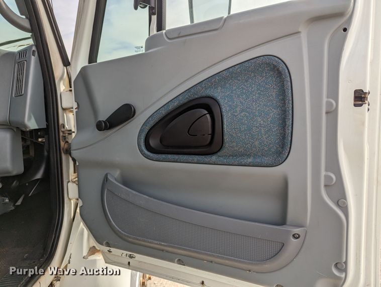 image for item MN9835 2003 International 4300  roll-off container truck