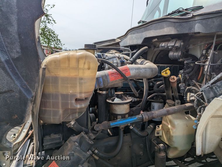 image for item MN9835 2003 International 4300  roll-off container truck