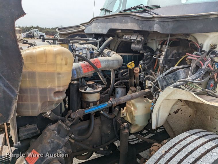 image for item MN9835 2003 International 4300  roll-off container truck