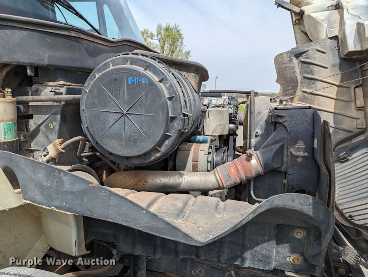 image for item MN9835 2003 International 4300  roll-off container truck