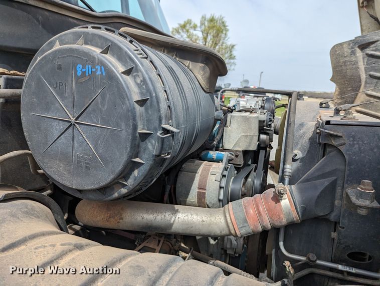 image for item MN9835 2003 International 4300  roll-off container truck