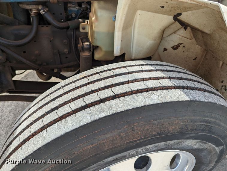 image for item MN9835 2003 International 4300  roll-off container truck