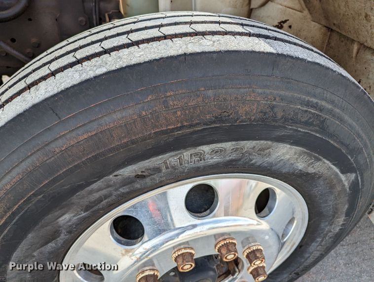 image for item MN9835 2003 International 4300  roll-off container truck