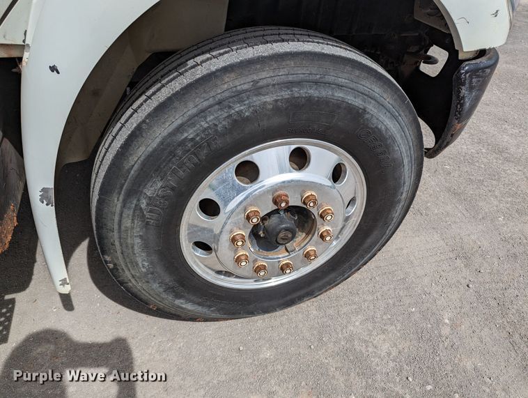 image for item MN9835 2003 International 4300  roll-off container truck