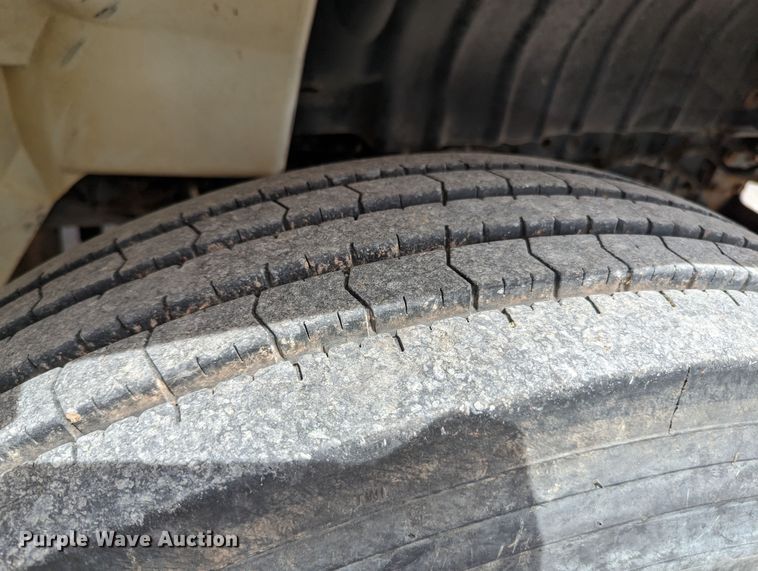 image for item MN9835 2003 International 4300  roll-off container truck