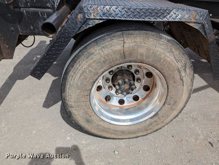 image for item MN9835 2003 International 4300  roll-off container truck