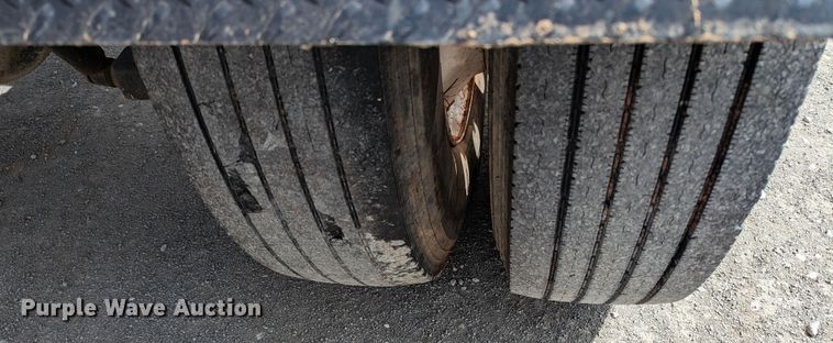 image for item MN9835 2003 International 4300  roll-off container truck