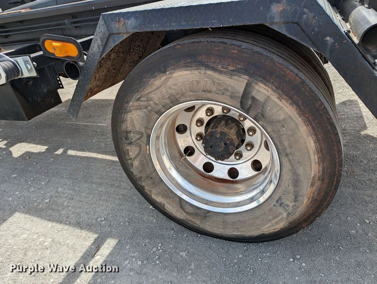 image for item MN9835 2003 International 4300  roll-off container truck