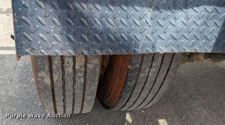 image for item MN9835 2003 International 4300  roll-off container truck