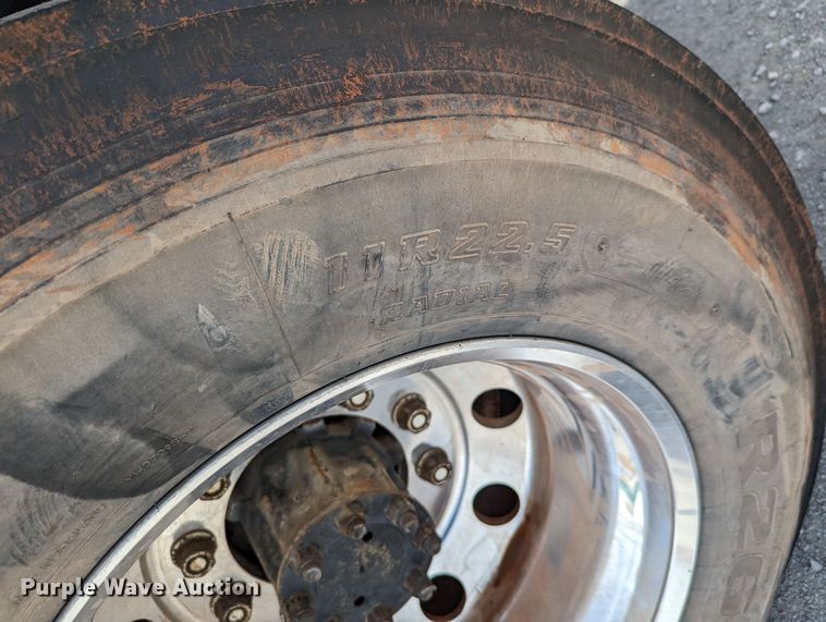 image for item MN9835 2003 International 4300  roll-off container truck