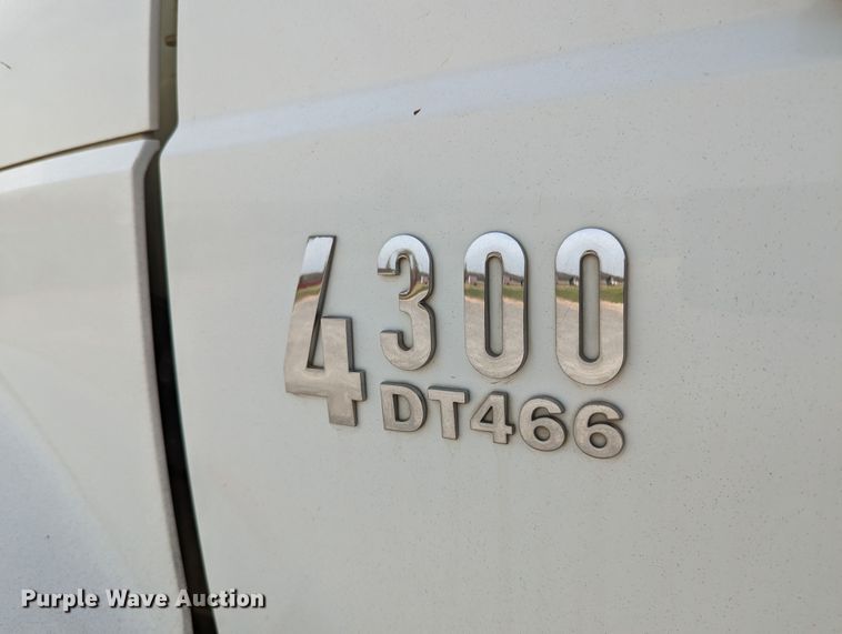 image for item MN9835 2003 International 4300  roll-off container truck