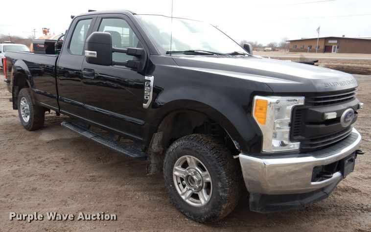 image for item MO9550 2017 Ford F250 Super Duty XL  SuperCab pickup truck