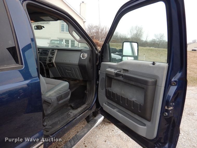 image for item MO9579 2013 Ford F250 Super Duty XLT  Crew Cab pickup truck