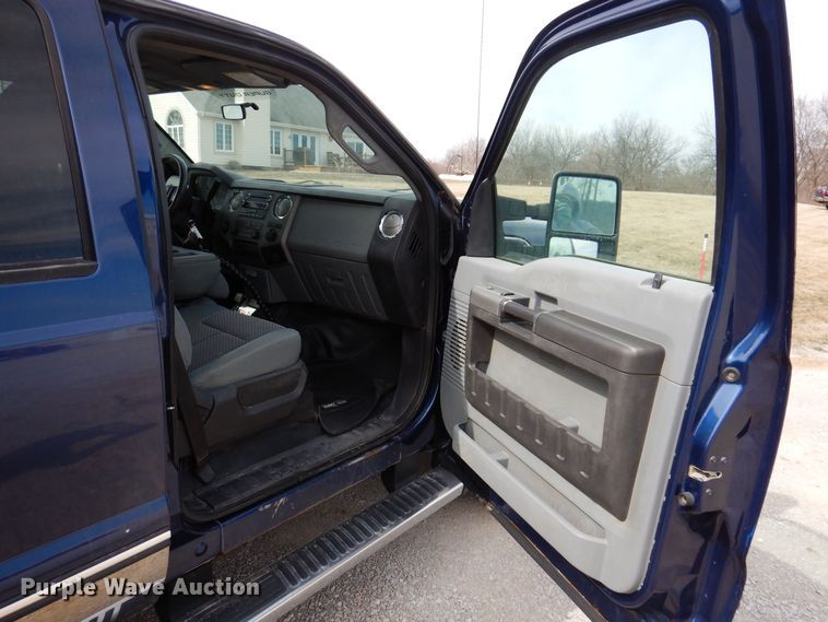 image for item MO9584 2011 Ford F250 Super Duty XLT  Crew Cab pickup truck