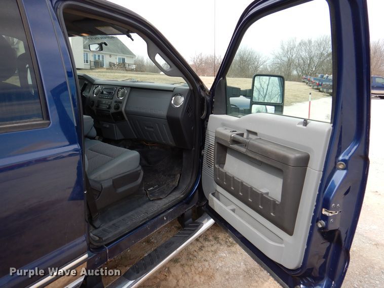 image for item MO9585 2012 Ford F250 Super Duty XLT  Crew Cab pickup truck