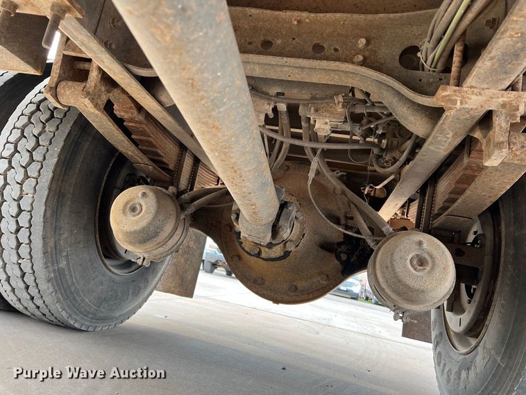 image for item MQ9860 2001 International 4900  utility / service truck