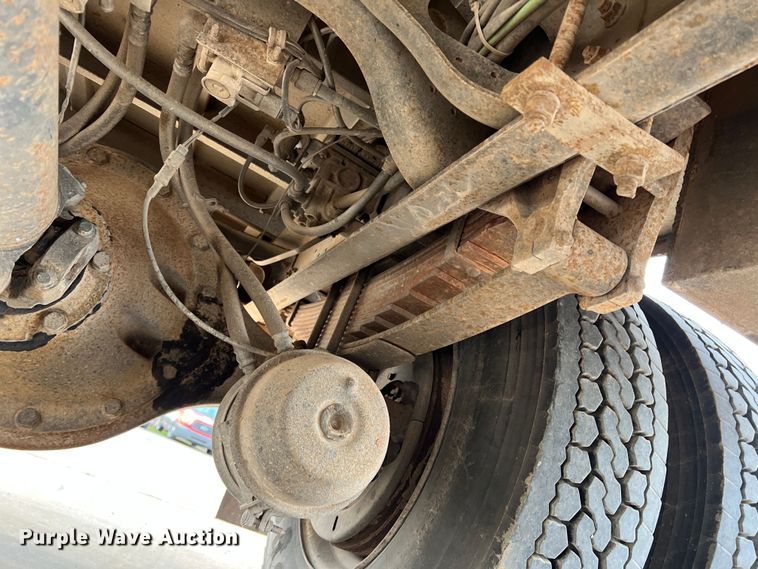 image for item MQ9860 2001 International 4900  utility / service truck