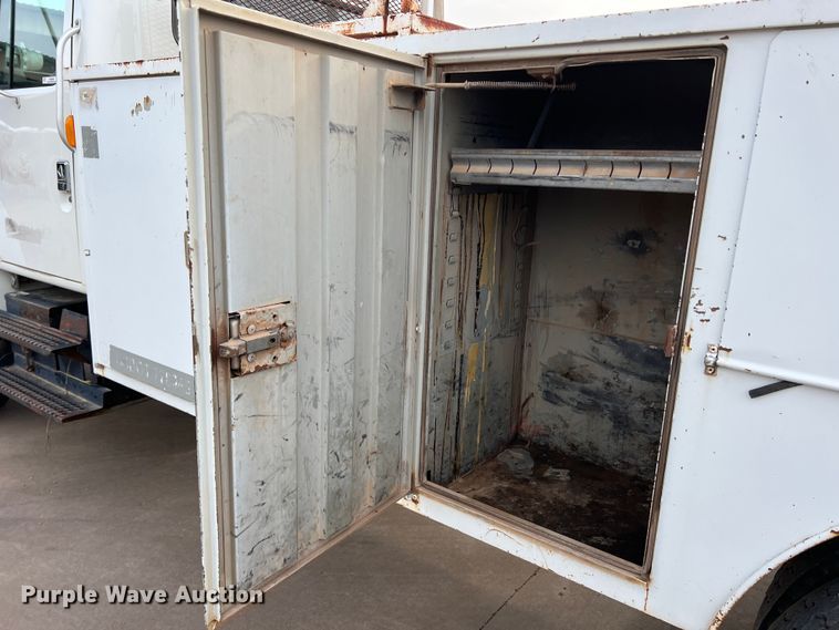 image for item MQ9860 2001 International 4900  utility / service truck