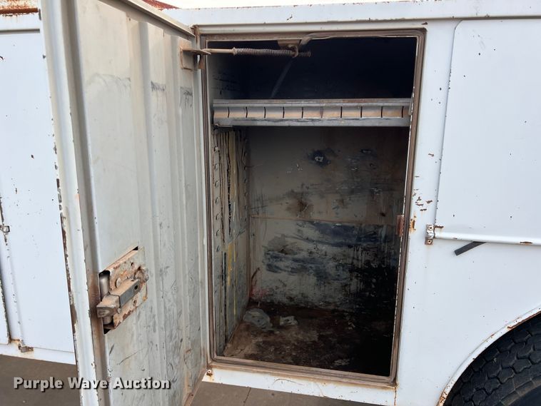 image for item MQ9860 2001 International 4900  utility / service truck