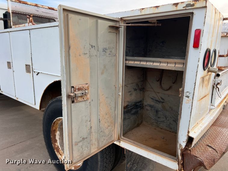 image for item MQ9860 2001 International 4900  utility / service truck